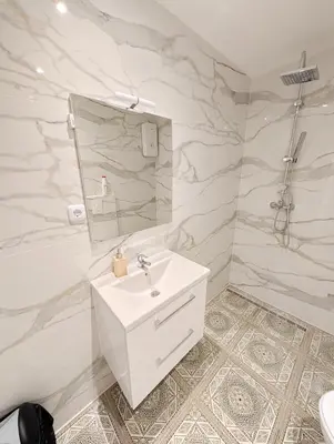 Ein Badezimmer in der Unterkunft Lovely Apartment - 15 Min from Airport & City Center, 5 Min from Vienna Main-Bus Station EZ10a