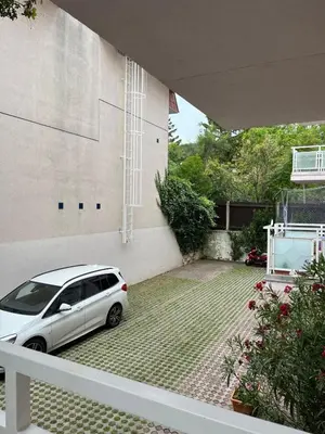 Ein Garten an der Unterkunft Moderne Ferienwohnung in Mödling bei Wien