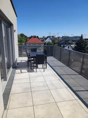 Ein Balkon oder eine Terrasse in der Unterkunft Penthouse neben U2- U-Bahn