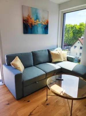 Ein Sitzbereich in der Unterkunft Penthouse neben U2- U-Bahn