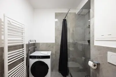 Ein Badezimmer in der Unterkunft Deluxe Apartment with garden! Free Garage Parking included! Near SCS & Industry Center NÖ