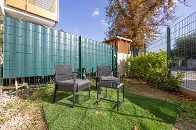 Ein Garten an der Unterkunft Deluxe Apartment with garden! Free Garage Parking included! Near SCS & Industry Center NÖ