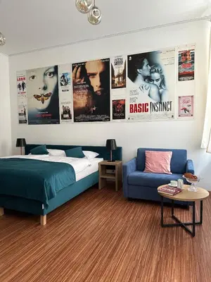 Ein Bett oder Betten in einem Zimmer der Unterkunft PostersApt2-Cozy Cinema Vibes