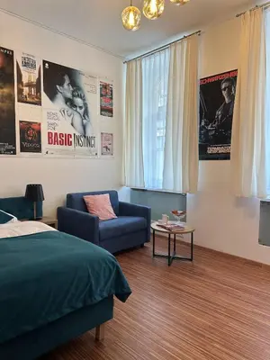 Ein Sitzbereich in der Unterkunft PostersApt2-Cozy Cinema Vibes