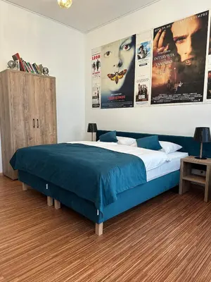 Ein Bett oder Betten in einem Zimmer der Unterkunft PostersApt2-Cozy Cinema Vibes