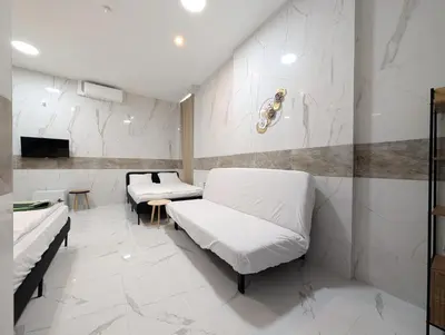 Ein Bett oder Betten in einem Zimmer der Unterkunft Elegant Vienna Apartments in Prime Location Steps from Danube & Prater YB4