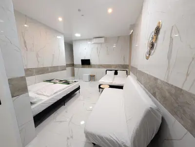 Ein Bett oder Betten in einem Zimmer der Unterkunft Elegant Vienna Apartments in Prime Location Steps from Danube & Prater YB4
