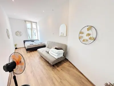 Ein Sitzbereich in der Unterkunft Lovely Apartment - 15 Min from Airport & City Center, 5 Min from Vienna Main-Bus Station EZ10b