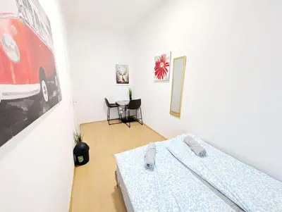Ein Bett oder Betten in einem Zimmer der Unterkunft Lovely Apartment - 15 Min from Airport & City Center, 5 Min from Vienna Main-Bus Station EZ10b