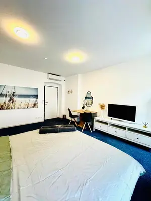 Grundriss der Unterkunft Private Rooms in Spacious 7-Bedroom Apartment, Prime Location