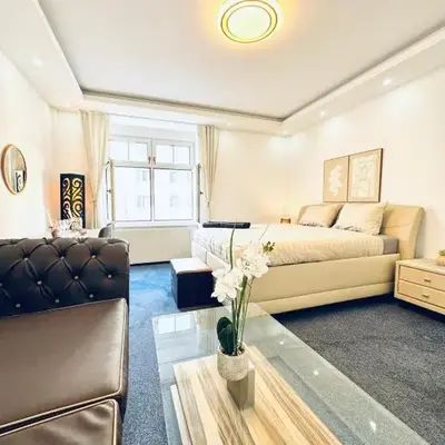 Private Rooms in Spacious 7-Bedroom Apartment