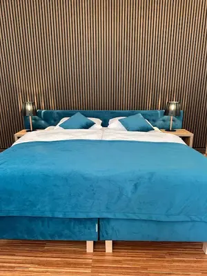 Ein Bett oder Betten in einem Zimmer der Unterkunft PostersApt3-Cozy Cinema Vibes