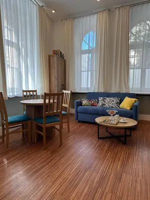 Ein Sitzbereich in der Unterkunft PostersApt3-Cozy Cinema Vibes