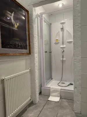 Ein Badezimmer in der Unterkunft PostersApt3-Cozy Cinema Vibes