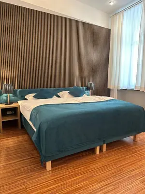 Ein Bett oder Betten in einem Zimmer der Unterkunft PostersApt4-Cozy Cinema Vibes