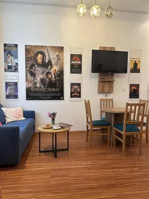 TV/Unterhaltungsangebot in der Unterkunft PostersApt4-Cozy Cinema Vibes