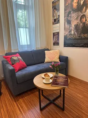 Ein Sitzbereich in der Unterkunft PostersApt4-Cozy Cinema Vibes