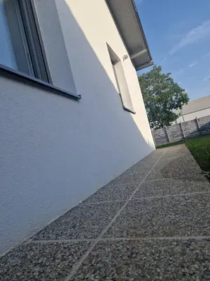 Das Gebäude in dem sich das Ferienhaus befindet