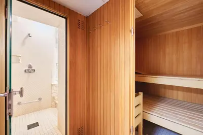 Ein Badezimmer in der Unterkunft Experience Vintage Austrian Exclusive Apartment in the Heart of Vienna w Free Parking