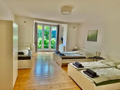 Ein Bett oder Betten in einem Zimmer der Unterkunft Luxury 130 m2 Apartment with Garden