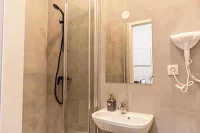 Ein Badezimmer in der Unterkunft Affordable Stylish Studio Easy City Access