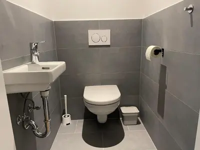 Ein Badezimmer in der Unterkunft Modern Rooftop Apartment with Free Parking
