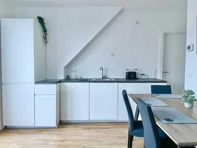 Küche/Küchenzeile in der Unterkunft Modern Rooftop Apartment with Free Parking