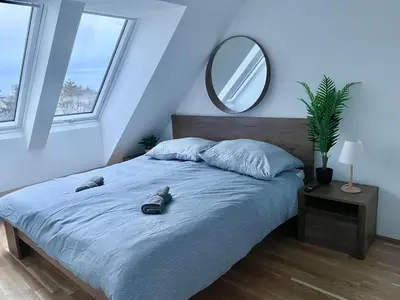 Ein Bett oder Betten in einem Zimmer der Unterkunft Modern Rooftop Apartment with Free Parking
