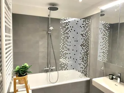 Ein Badezimmer in der Unterkunft Modern Rooftop Apartment with Free Parking
