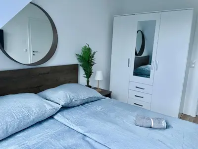 Ein Bett oder Betten in einem Zimmer der Unterkunft Modern Rooftop Apartment with Free Parking
