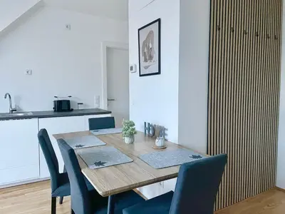 Küche/Küchenzeile in der Unterkunft Modern Rooftop Apartment with Free Parking