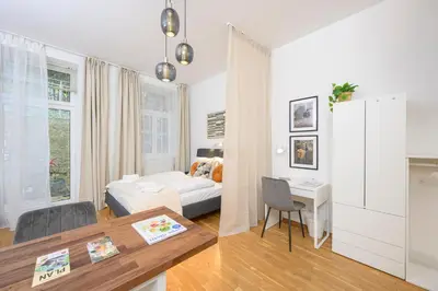 Ein Bett oder Betten in einem Zimmer der Unterkunft Quiet & Comfortable Studio Apartment in Vienna