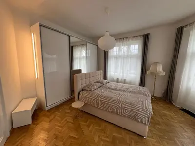 Ein Bett oder Betten in einem Zimmer der Unterkunft A stylish and comfortable 2 bedroom apartment with thoughtful design, private balcony, and a relaxing bathtub, making it perfect for well being and cozy city living