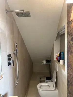 Ein Badezimmer in der Unterkunft MODERN LUXURY FOREST APARTMENT - 30 mins to center
