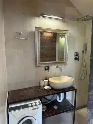 Ein Badezimmer in der Unterkunft MODERN LUXURY FOREST APARTMENT - 30 mins to center
