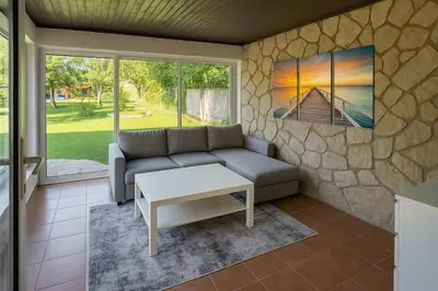 Ein Sitzbereich in der Unterkunft House with garden near Vienna & airport