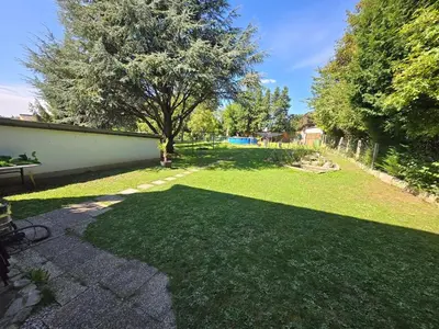 Ein Garten an der Unterkunft House with garden near Vienna & airport