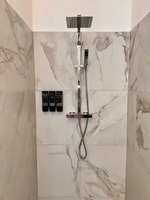 Ein Badezimmer in der Unterkunft La Rosa Vienna - Luxury Apartment near Westbahnhof