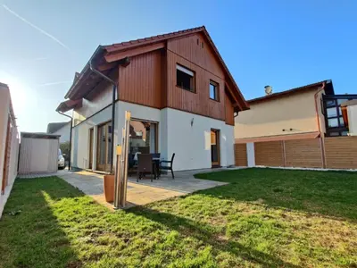 Das Gebäude in dem sich das Ferienhaus befindet