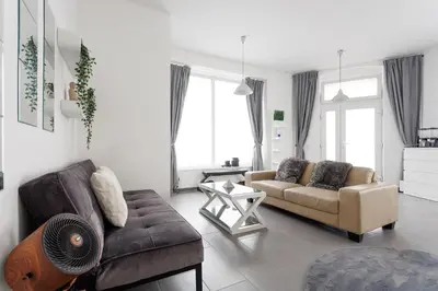 Ein Sitzbereich in der Unterkunft Large Modern City Apartment