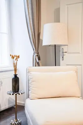 Ein Bett oder Betten in einem Zimmer der Unterkunft First District Suites