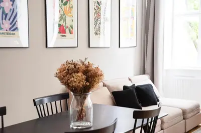 Ein Sitzbereich in der Unterkunft First District Suites