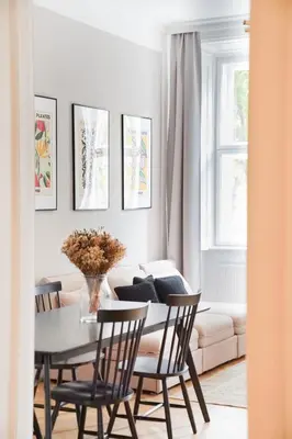 Ein Sitzbereich in der Unterkunft First District Suites