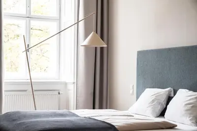 Ein Bett oder Betten in einem Zimmer der Unterkunft First District Suites