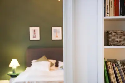 Ein Bett oder Betten in einem Zimmer der Unterkunft First District Suites
