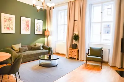 Ein Sitzbereich in der Unterkunft First District Suites