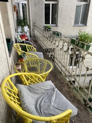 Ein Balkon oder eine Terrasse in der Unterkunft Classical Apartment with Shared Balcony & Free Parking