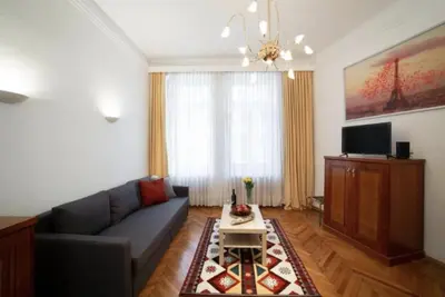 TV/Unterhaltungsangebot in der Unterkunft Classical Apartment with Shared Balcony & Free Parking