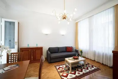 Ein Sitzbereich in der Unterkunft Classical Apartment with Shared Balcony & Free Parking