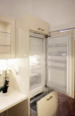 Küche/Küchenzeile in der Unterkunft Classical Apartment with Shared Balcony & Free Parking